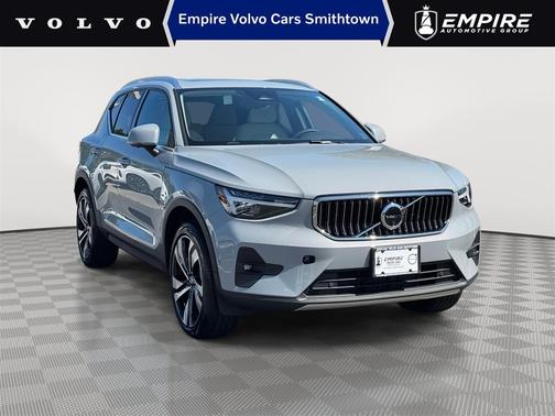 2025 Volvo XC40 B5 Ultra Bright Theme