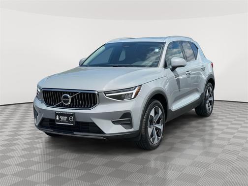 2025 Volvo XC40 B5 Core Bright Theme
