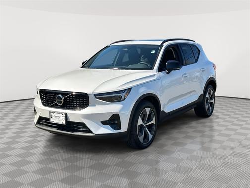 2025 Volvo XC40 B5 Plus Dark Theme