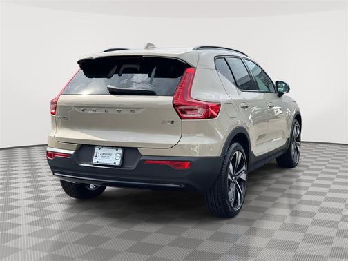 2025 Volvo XC40 B5 Plus Dark Theme