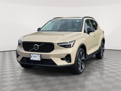 2025 Volvo XC40 B5 Plus Dark Theme