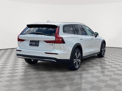 2024 Volvo V60 Cross Country B5 Plus