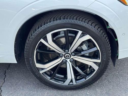 Crystal White Metallic 2023 Volvo XC60 B5 Ultimate Dark Theme