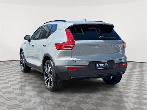 2025 Volvo XC40 B5 Plus Dark Theme