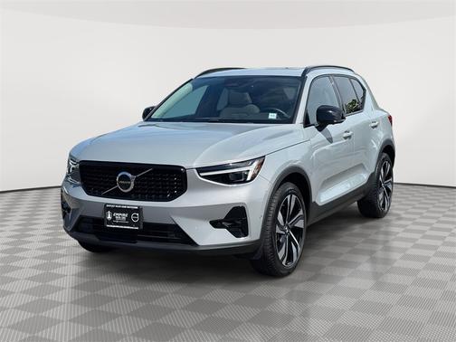 2025 Volvo XC40 B5 Plus Dark Theme