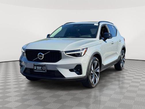 Metallic 2026 Volvo XC40 B5 Ultra