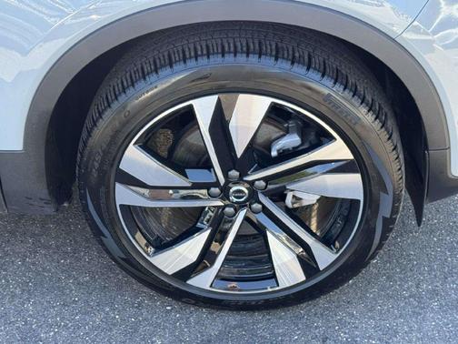 Metallic 2026 Volvo XC40 B5 Ultra