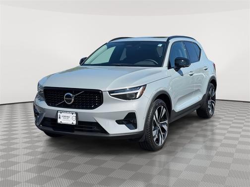 2025 Volvo XC40 B5 Ultra Dark Theme