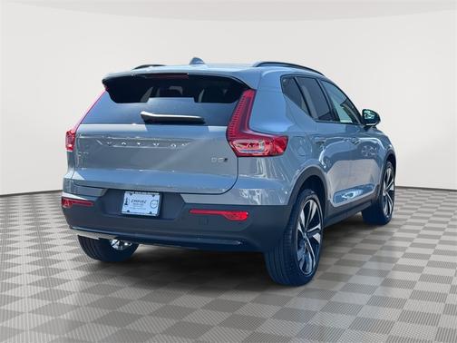 2025 Volvo XC40 B5 Ultra Dark Theme