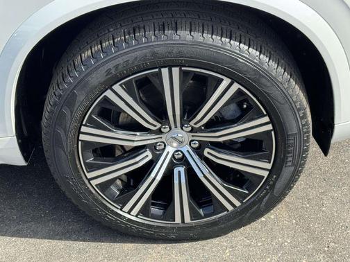 Crystal White Metallic 2023 Volvo XC90 B5 Core