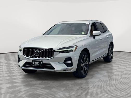 Crystal White 2023 Volvo XC60 B6 Ultimate Bright Theme
