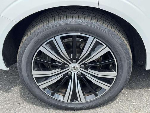 Crystal White 2023 Volvo XC60 B6 Ultimate Bright Theme