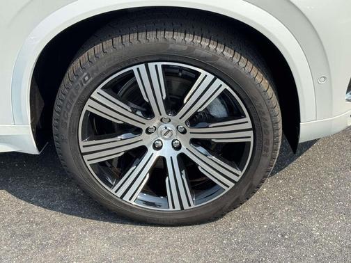 Crystal White Pearl 2025 Volvo XC90 Plug-In Hybrid T8 Plus 7-Seater