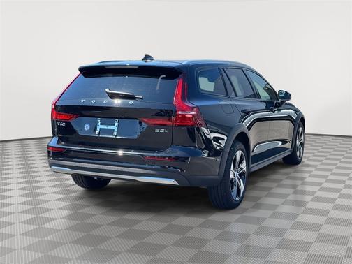 2024 Volvo V60 Cross Country B5 Plus