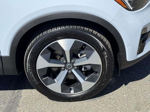 Cloud 9 White 2026 Volvo XC40 B5 Plus