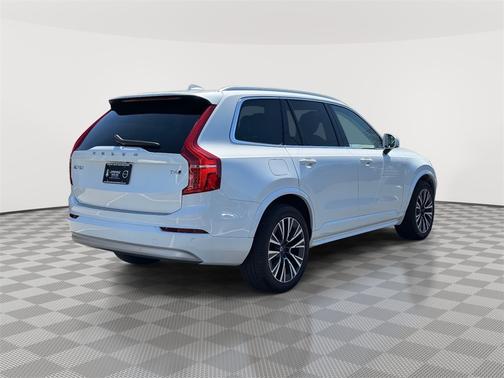 2022 Volvo XC90 T6 AWD Momentum 6 Seater