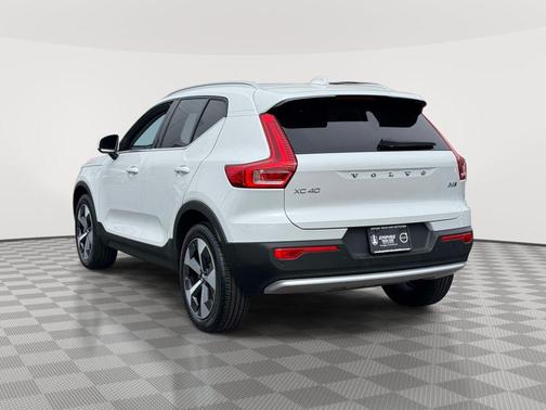 Crystal White Metallic 2023 Volvo XC40 B5 Plus Bright Theme