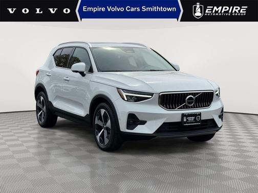 Crystal White Metallic 2023 Volvo XC40 B5 Plus Bright Theme