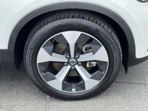 Crystal White Metallic 2023 Volvo XC40 B5 Plus Bright Theme