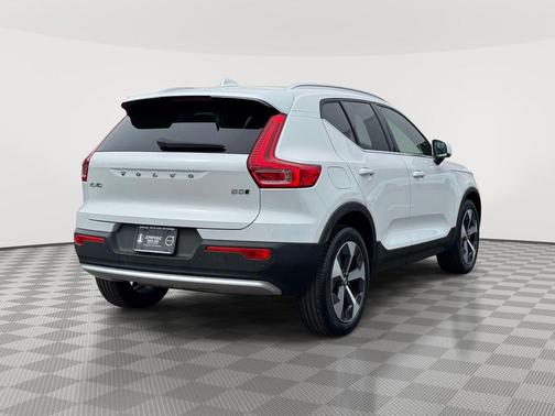 Crystal White Metallic 2023 Volvo XC40 B5 Plus Bright Theme