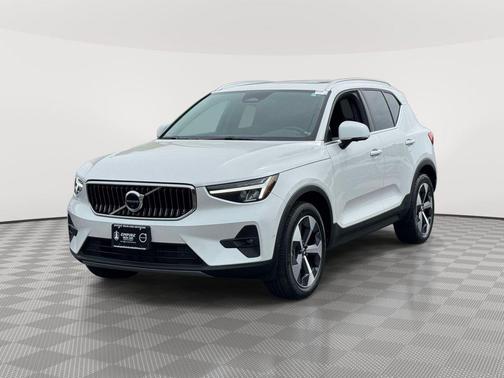 Crystal White Metallic 2023 Volvo XC40 B5 Plus Bright Theme