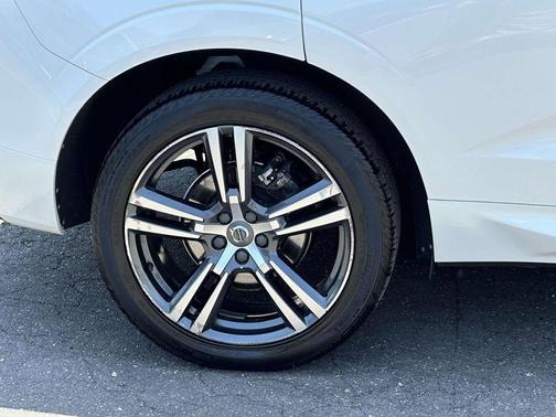 Crystal White Pearl Metallic 2019 Volvo XC60 T5 Momentum