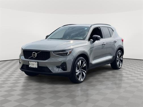 2025 Volvo XC40 B5 Plus Dark Theme