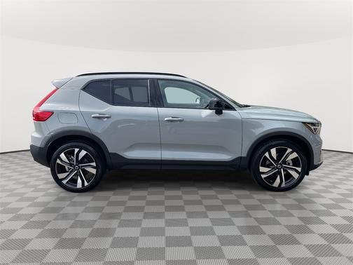 2025 Volvo XC40 B5 Plus Dark Theme