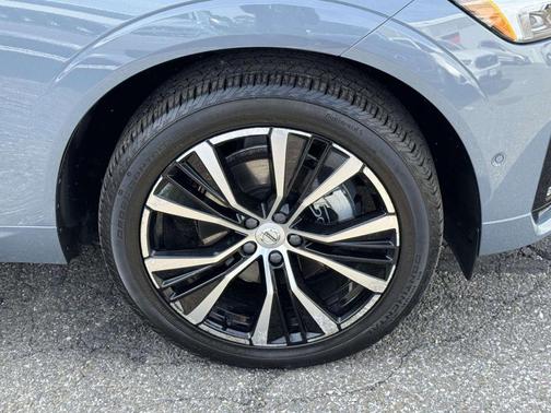 Thunder Gray Metallic 2023 Volvo XC60 B5 Plus Dark Theme