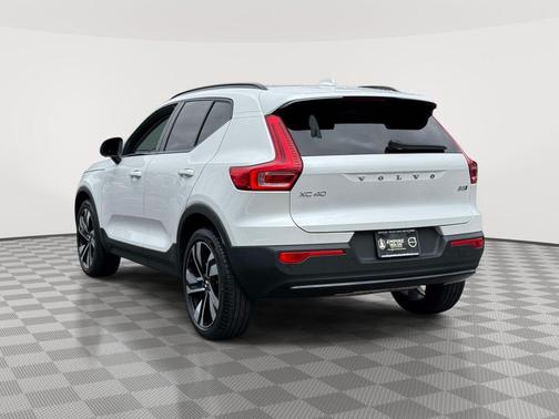 Crystal White Metallic 2024 Volvo XC40 B5 Plus Dark Theme