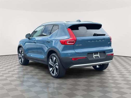 2023 Volvo XC40 B5 AWD Plus Bright