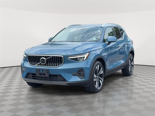 2023 Volvo XC40 B5 AWD Plus Bright