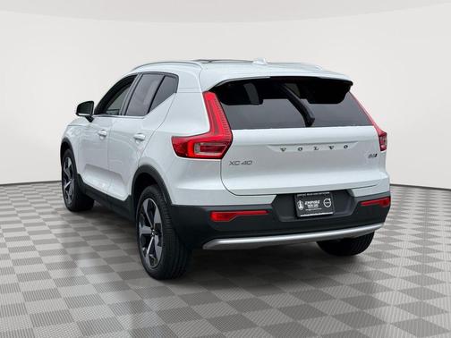 Crystal White Metallic 2023 Volvo XC40 B5 Plus Bright Theme