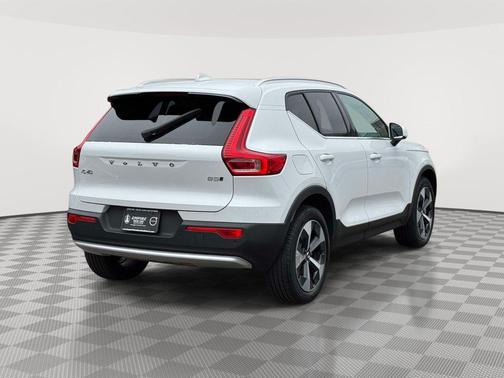 Crystal White Metallic 2023 Volvo XC40 B5 Plus Bright Theme