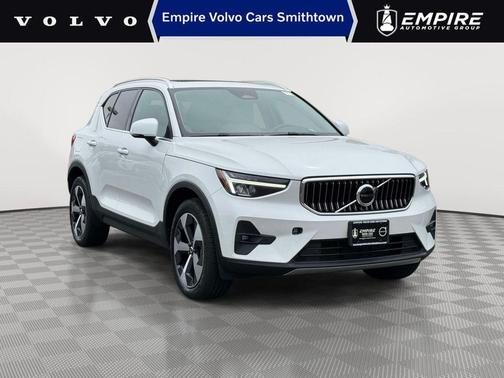Crystal White Metallic 2023 Volvo XC40 B5 Plus Bright Theme