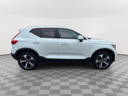Crystal White Metallic 2023 Volvo XC40 B5 Plus Bright Theme