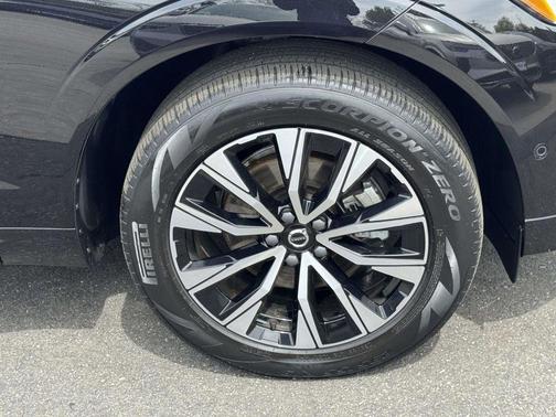 Onyx Black Metallic 2024 Volvo XC60 B5 Plus Dark Theme