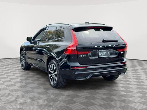 Onyx Black Metallic 2024 Volvo XC60 B5 Plus Dark Theme