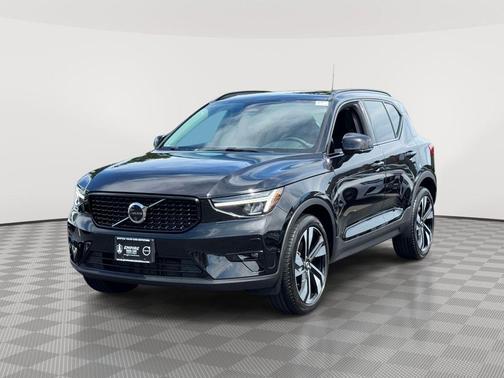 Onyx Black Metallic 2024 Volvo XC40 B5 Plus Dark Theme