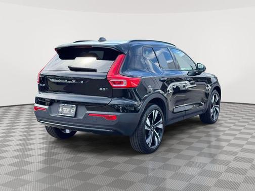Onyx Black Metallic 2024 Volvo XC40 B5 Plus Dark Theme