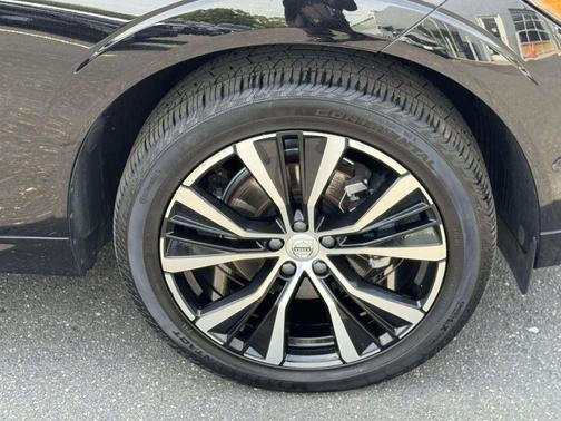Onyx Black Metallic 2024 Volvo XC60 B5 Plus Dark Theme