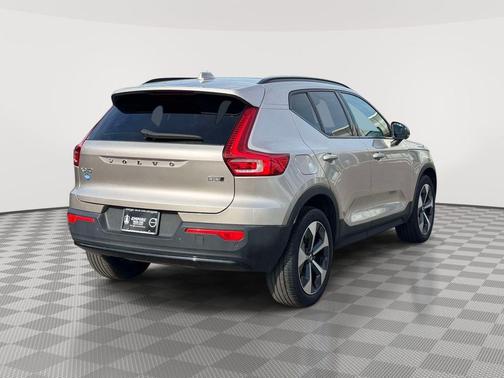 Bright 2023 Volvo XC40 B5 Plus Dark Theme