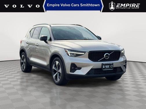 Bright 2023 Volvo XC40 B5 Plus Dark Theme