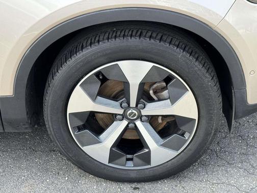 Bright 2023 Volvo XC40 B5 Plus Dark Theme