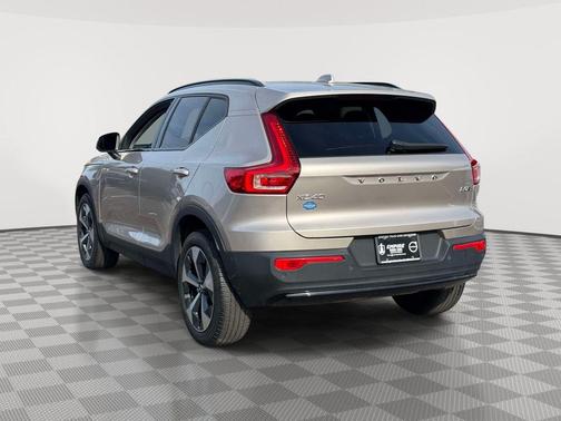 Bright 2023 Volvo XC40 B5 Plus Dark Theme