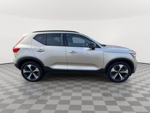 Bright 2023 Volvo XC40 B5 Plus Dark Theme