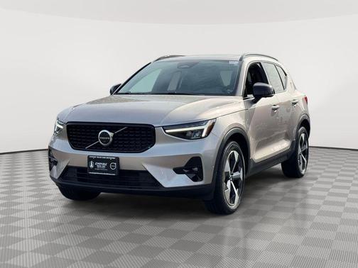 Bright 2023 Volvo XC40 B5 Plus Dark Theme