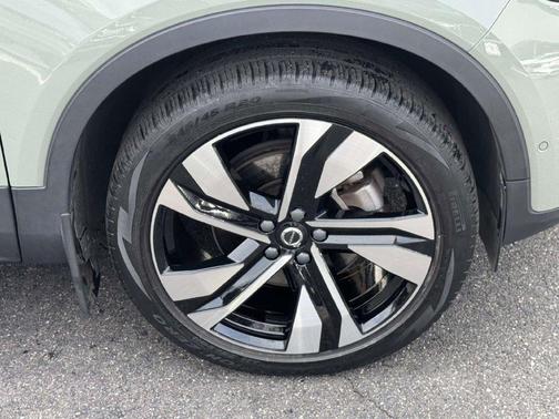 Sage Green Metallic 2024 Volvo XC40 B5 Plus Dark Theme