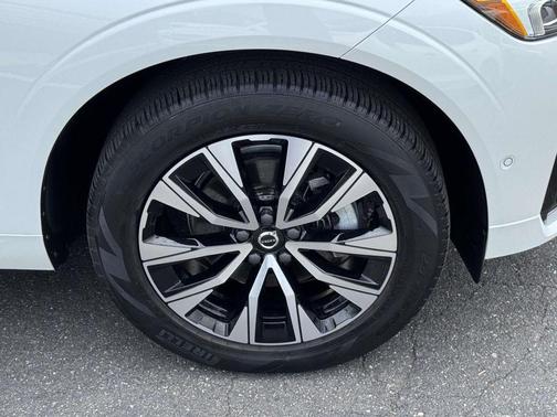 Crystal White Metallic 2024 Volvo XC60 B5 Plus Dark Theme