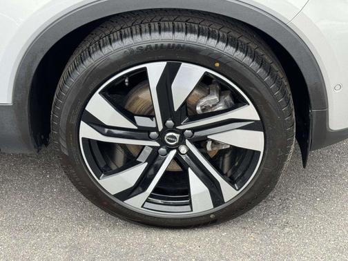 Silver 2023 Volvo XC40 B5 Ultimate Bright Theme